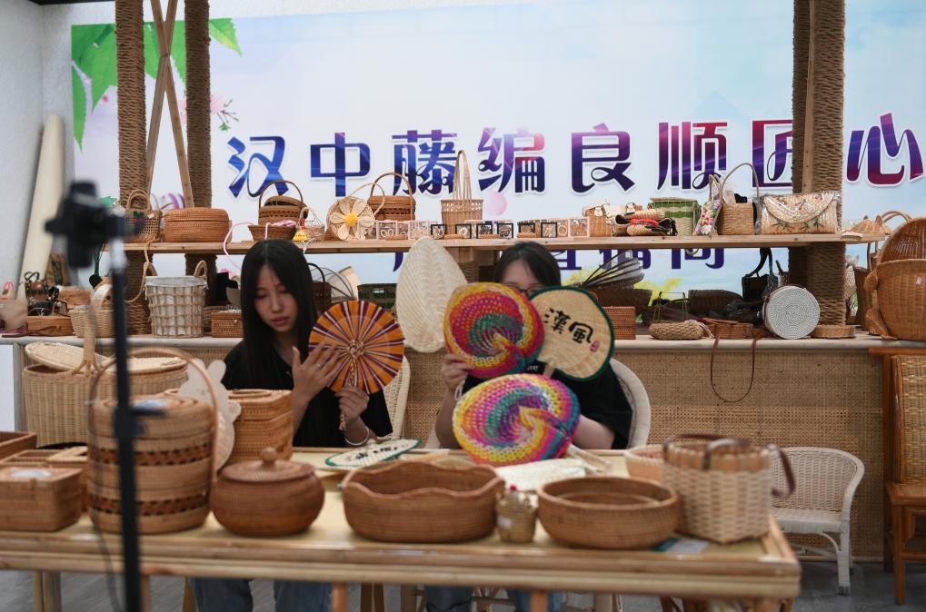 高质量发展调研行丨“守艺人”织出幸福路――陕西汉中藤编技艺助推乡村振兴见闻(图2)