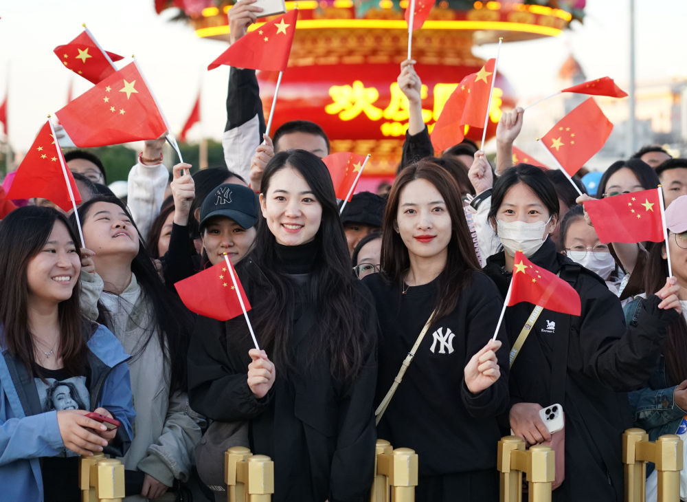 迈向更加光明的未来――各界群众欢度国庆(图6)