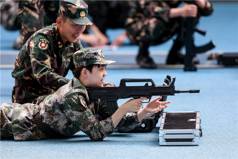 学习军人扎实作风  国家游泳队军训新体验(图5)