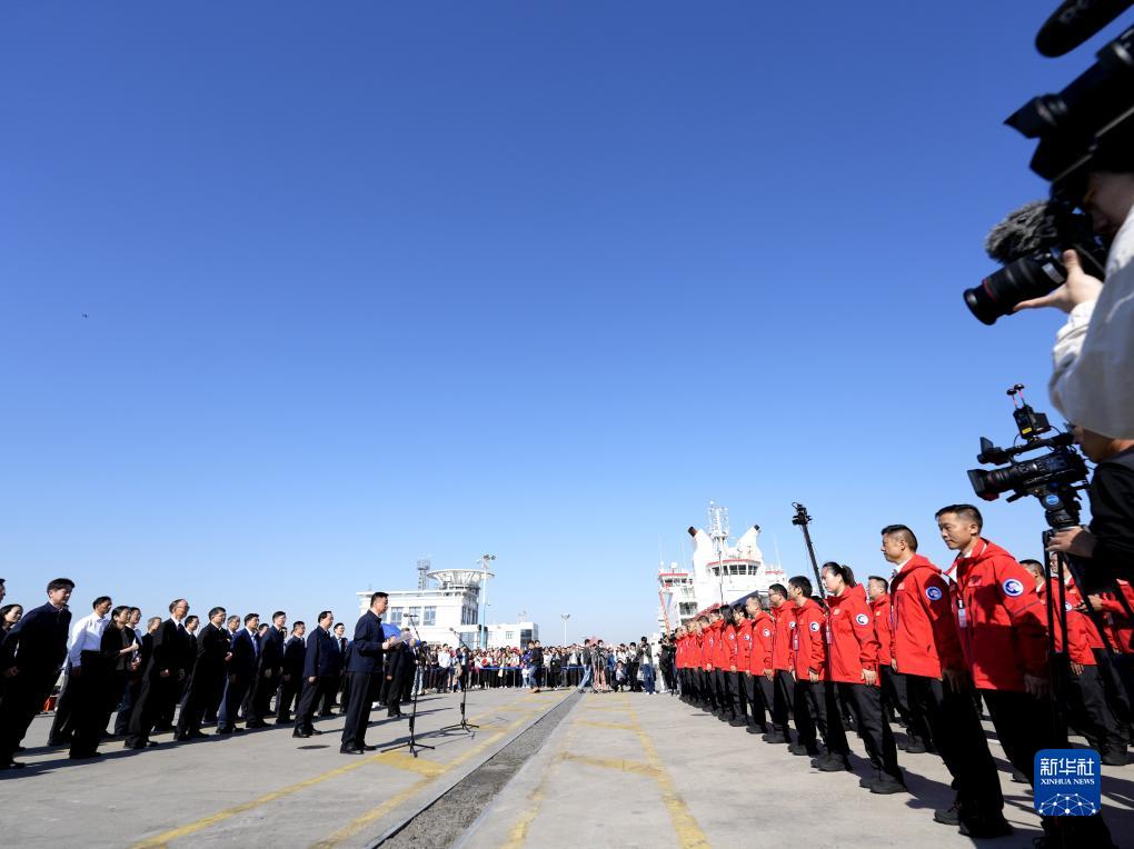 首次由3艘船保障 中国第40次南极科学考察队踏上征程(图1)
