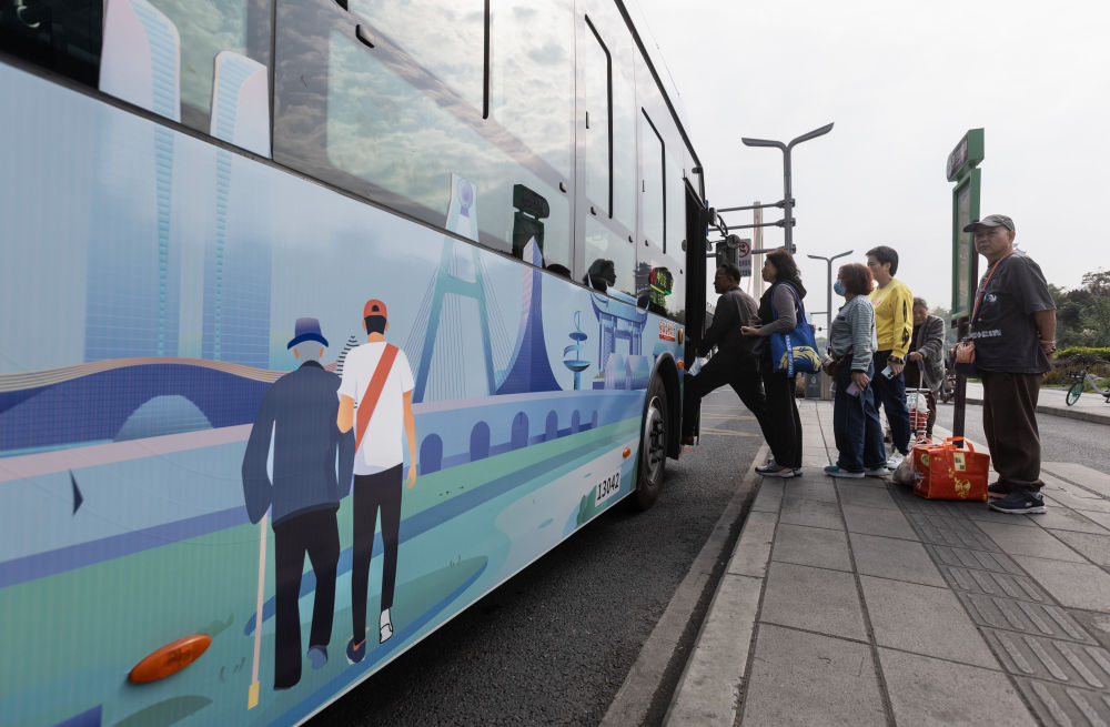 低地板、便民箱、软座椅 成都“适老公交”让老人出行更暖心
