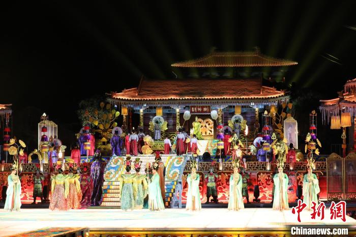 西安华清宫《长恨歌》迎来第五千场演出 邂逅冬日浪漫(图1) 西安华清宫《长恨歌》迎来第五千场演出 邂逅冬日浪漫(图1)