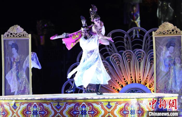西安华清宫《长恨歌》迎来第五千场演出 邂逅冬日浪漫(图2) 西安华清宫《长恨歌》迎来第五千场演出 邂逅冬日浪漫(图2)