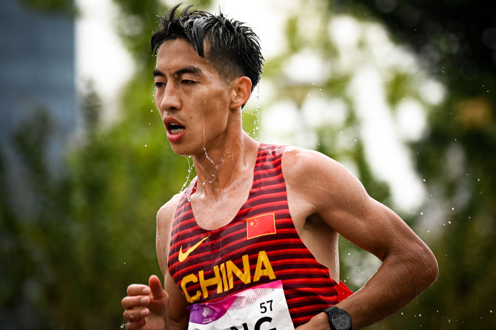 2小时07分09秒 杨绍辉打破中国马拉松纪录(图1)