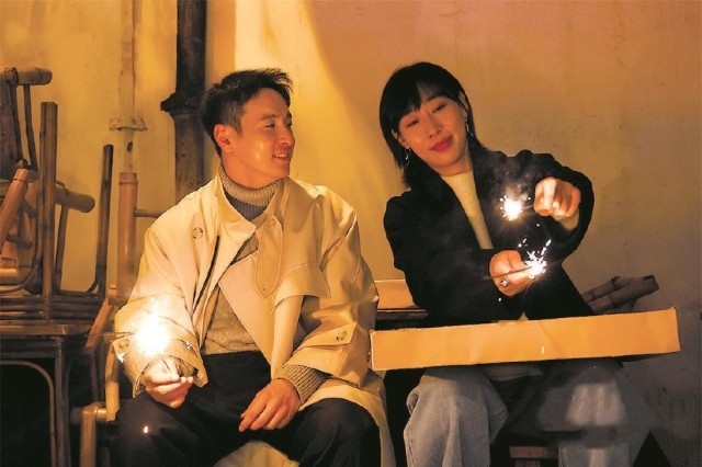 用理想性的浓情抚慰大都市人心