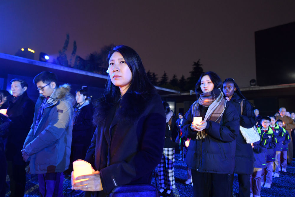 新华全媒+|烛光祭，照和平(图1)