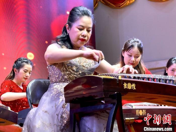 集美大学举办陈萍教授从教35周年音乐会(图2) 集美大学举办陈萍教授从教35周年音乐会(图2)