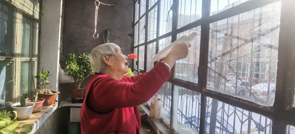 拉窗帘、挂“笑脸”、按门铃……他们每天跟独居老人“对暗号”(图1)