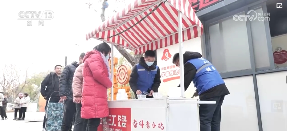 “粥”到暖人心，义诊、送春联 安置点群众温暖过“腊八”(图4)