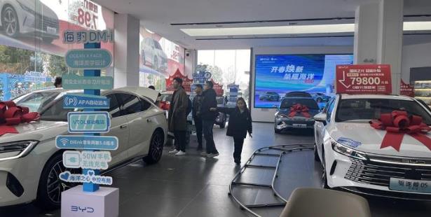 油车销售跳槽卖新能源车月入3万 新能源车销售成金字塔尖的职业(图1)