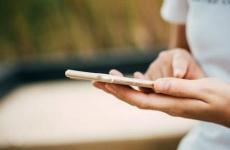 低头族面临颈椎问题的挑战 低头玩手机等于头顶50斤