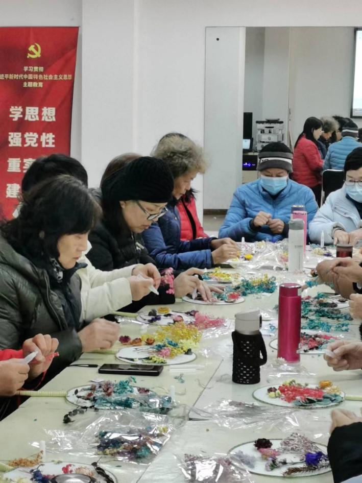 
			公益进社区，他们以爱心行动为社区老人送去关心与欢乐
		(图3)