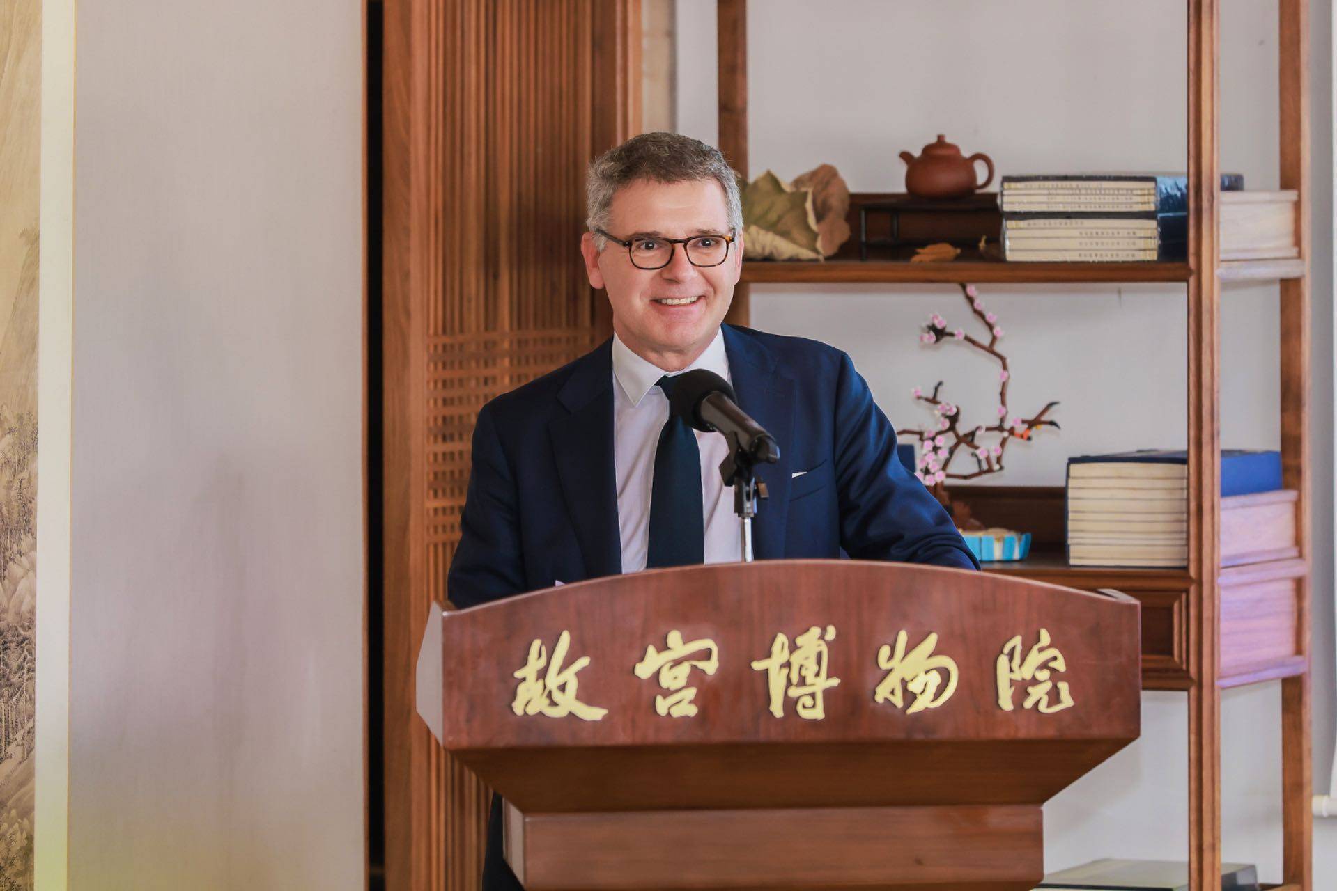 “紫禁城与凡尔赛宫——17-18世纪的中法交往”展览暨中法文化之春开幕 卡地亚与故宫博物院签署合作协议
(图3)
“紫禁城与凡尔赛宫——17-18世纪的中法交往”展览暨中法文化之春开幕 卡地亚与故宫博物院签署合作协议
(图3)