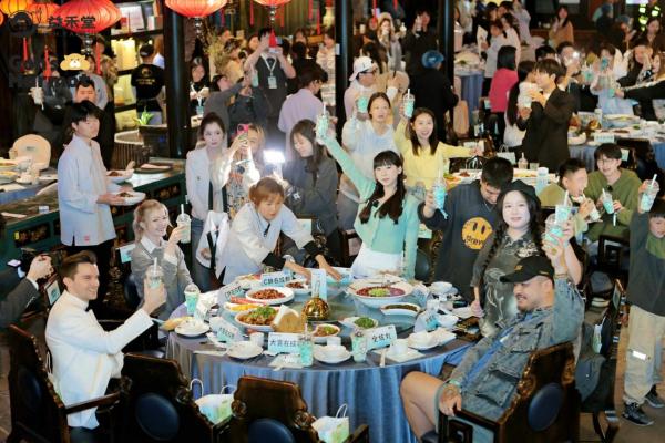 
			益禾堂请吃席出圈，密子君、全炫丸……吃辣星人都来了！
		(图1)