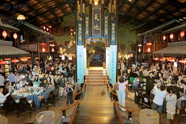 
			益禾堂请吃席出圈，密子君、全炫丸……吃辣星人都来了！
		(图2)