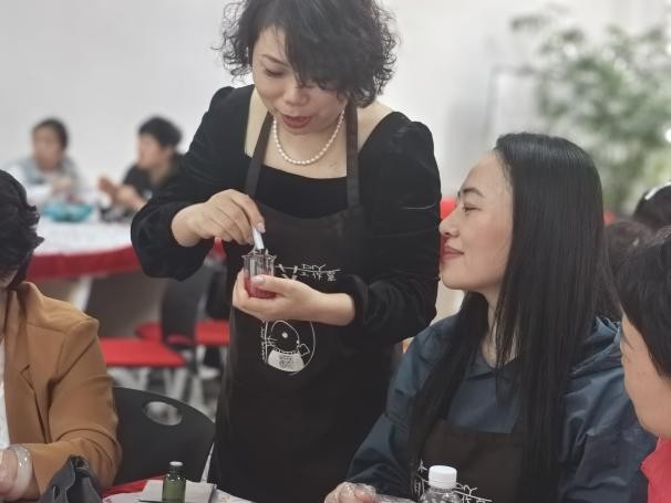 绚丽夏日绽放女性魅力  ——中荷人寿大连分公司举办口红DIY蜜丝会活动(图1)