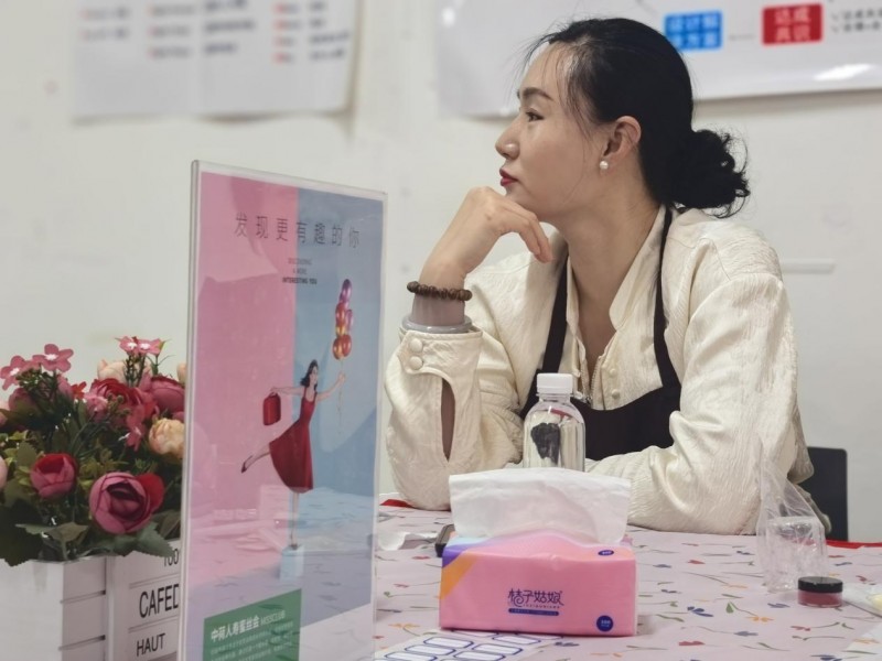 绚丽夏日绽放女性魅力  ——中荷人寿大连分公司举办口红DIY蜜丝会活动(图4)