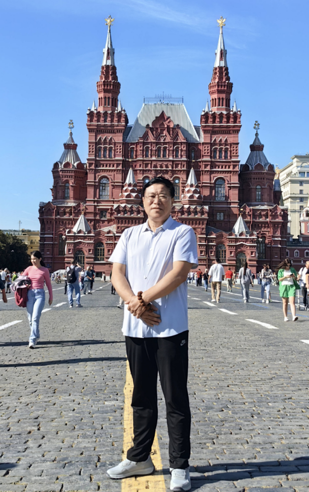 知名书画家张德勇赴俄小记