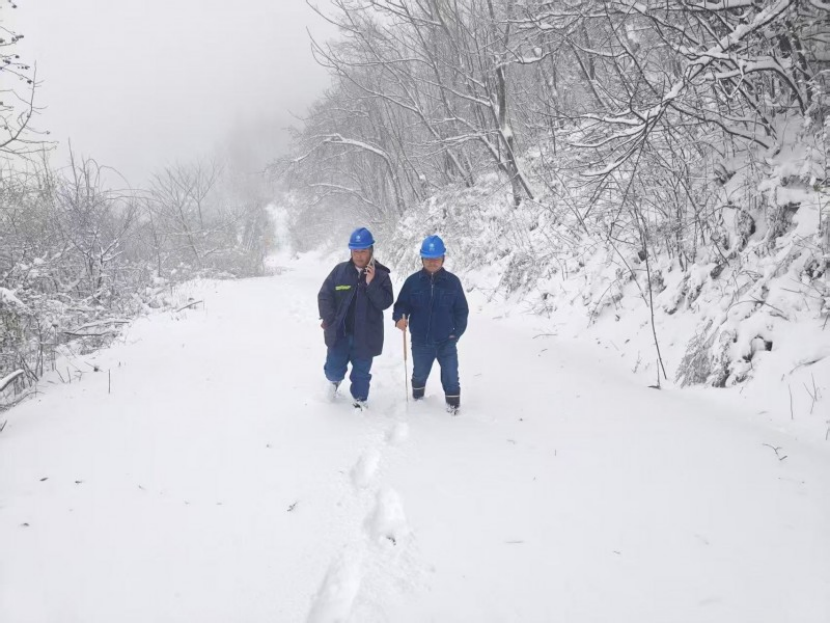 国网镇巴供电公司迎战强降雪，保障居民用电温暖过冬