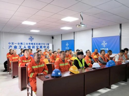 锡宜高速二标项目工人夜校：党代会精神融入施工一线(图1)