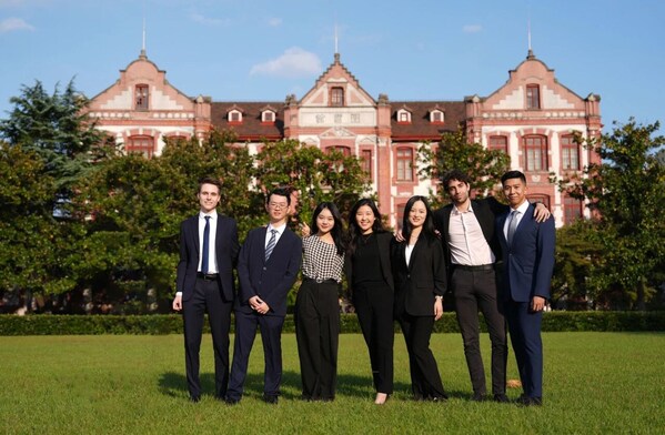 强化核心竞争力应对行业发展需求 交大高金MF毕业生就业质量再创新高(图2) 学生合影