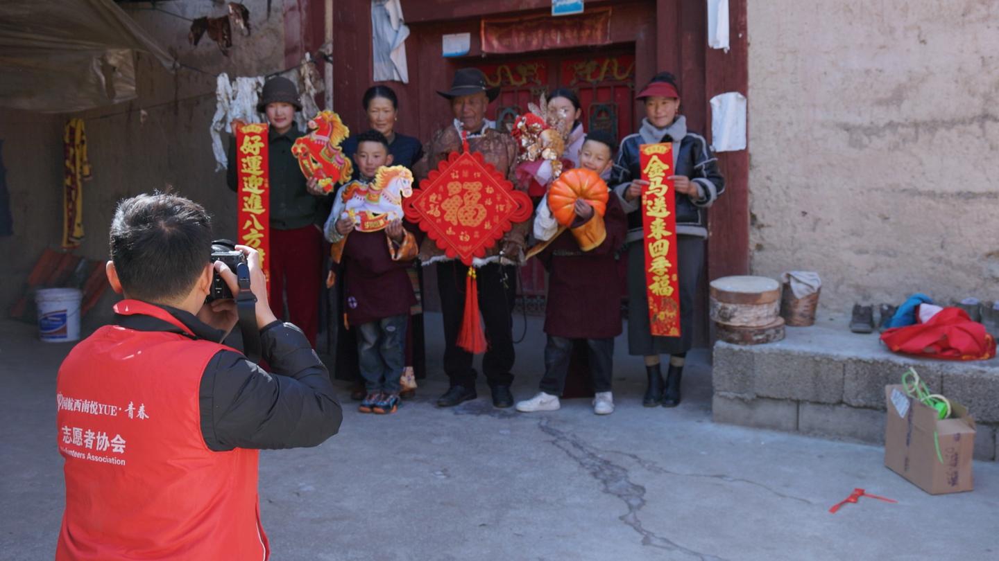 【新春走基层】歌声舞影映初心 国防教育润乡野(图2)