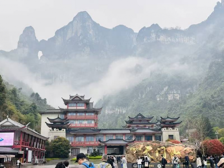 张家界旅行团怎么选？导游服务与行程定制深度解析(图1)