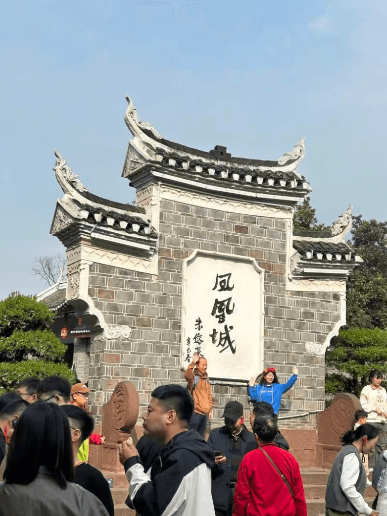 张家界旅行团怎么选？导游服务与行程定制深度解析(图2)