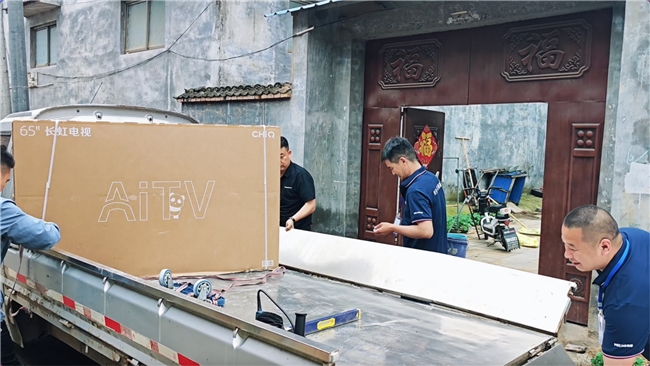 河南一住户家中起火，电视还能点亮：30万网友点赞“抗造”(图2)