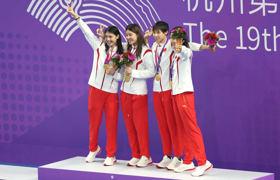 杭州亚运会：中国队女子4×100米自由泳接力夺冠