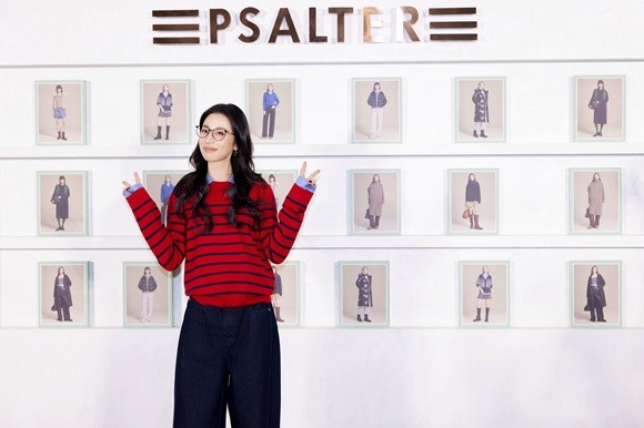 周雨彤亮相PSALTER诗篇20周年快闪，演绎智趣暖冬！